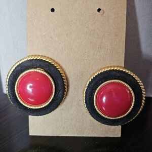 Handy Signed Vintage Round Clip On Earrings Gold Tone Red Black Center